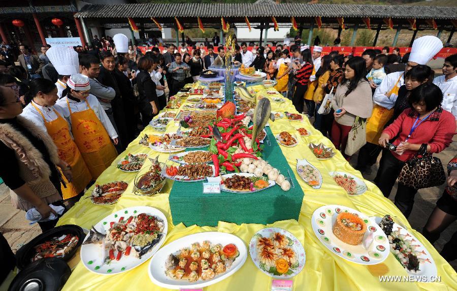 Examen du banquet préparé par plusieurs chefs, lors d'un concours de cuisine organisé le 30 octobre dans le district de Wan'an, la province chinoise du Jiangxi. (Photo/Xinhua/Zhou Ke)