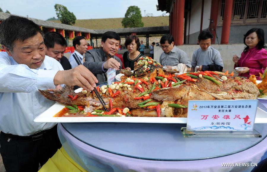 Le jury goût plusieurs plats de poissons préparés par les candidats, lors d'un concours de cuisine organisé le 30 octobre dans le district de Wan'an, la province chinoise du Jiangxi. (Photo/Xinhua/Zhou Ke)