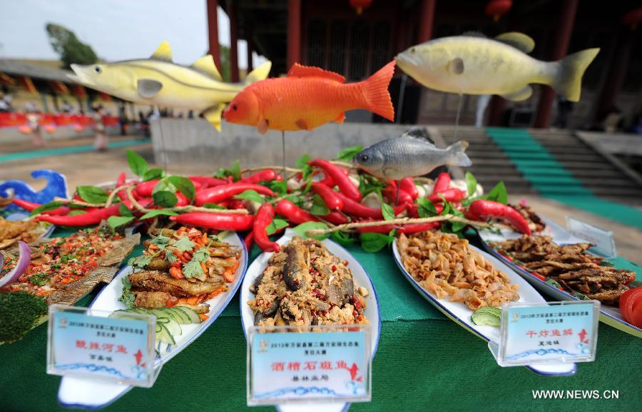 Image montrant différents poisons cuisinés, lors d'un concours de cuisine organisé le 30 octobre dans le district de Wan'an, la province chinoise du Jiangxi. (Photo : Xinhua/Zhou Ke)