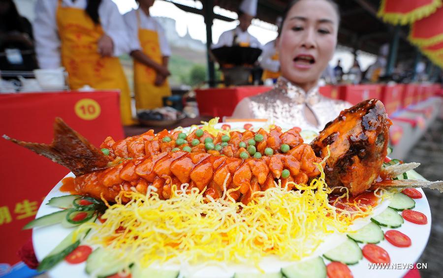 Présentation d'un plat de poisson, lors d'un concours de cuisine de poisson organisé le 30 octobre dans le district de Wan'an, la province du Jiangxi dans le sud de la Chine. (Photo : Xinhua/Zhou Ke)