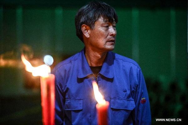 Xie Shouxian, brasseur âgé de soixante ans, observe un rite traditionnel honorant le dieu du vin avant le brassage d'hiver annuel à la distillerie de Shenyonghe à Shaoxing, province du Zhejiang, dans l'est de la Chine, le 27 octobre 2013.[Photo/Xinhua]