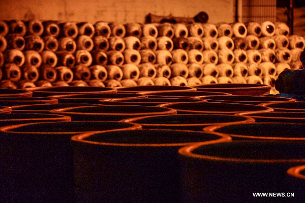 Des récipients en céramique nettoyés pour le brassage d'hiver annuel à la distillerie de Shenyonghe à Shaoxing, province du Zhejiang, dans l'est de la Chine, le 27 octobre 2013.[Photo/Xinhua]