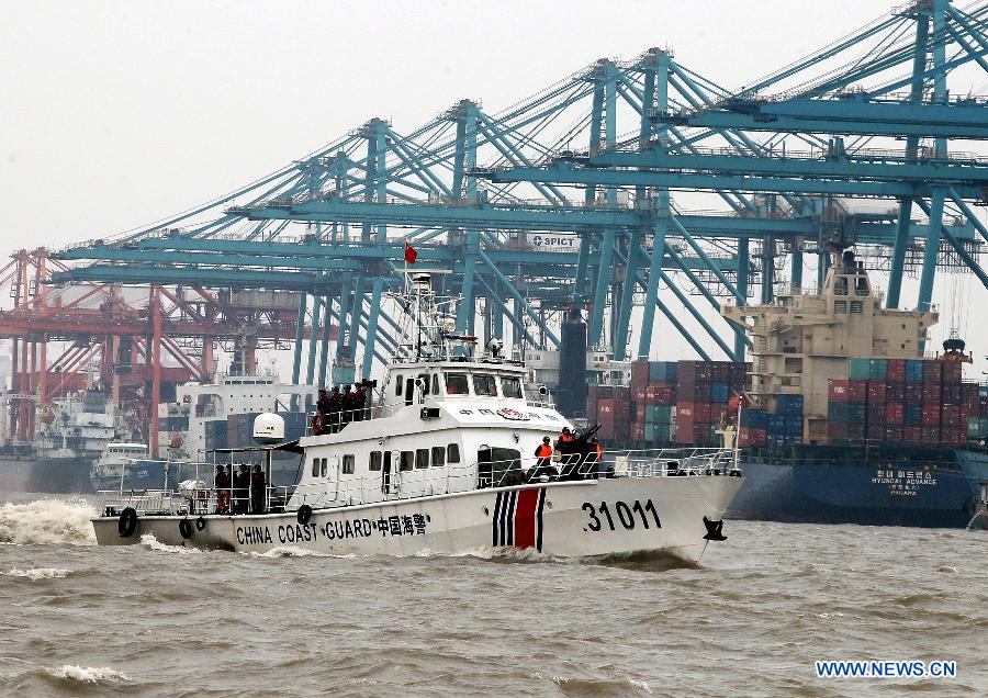 La police frontalière locale, en patrouille, au cours d'un exercice de sécurité visant à renforcer les capacités d'intervention sur les côtes, près de la nouvelle zone de libre-échange à Shanghai (Chine orientale), le 30 octobre 2013. [Photo/Xinhua/Chen Fei]