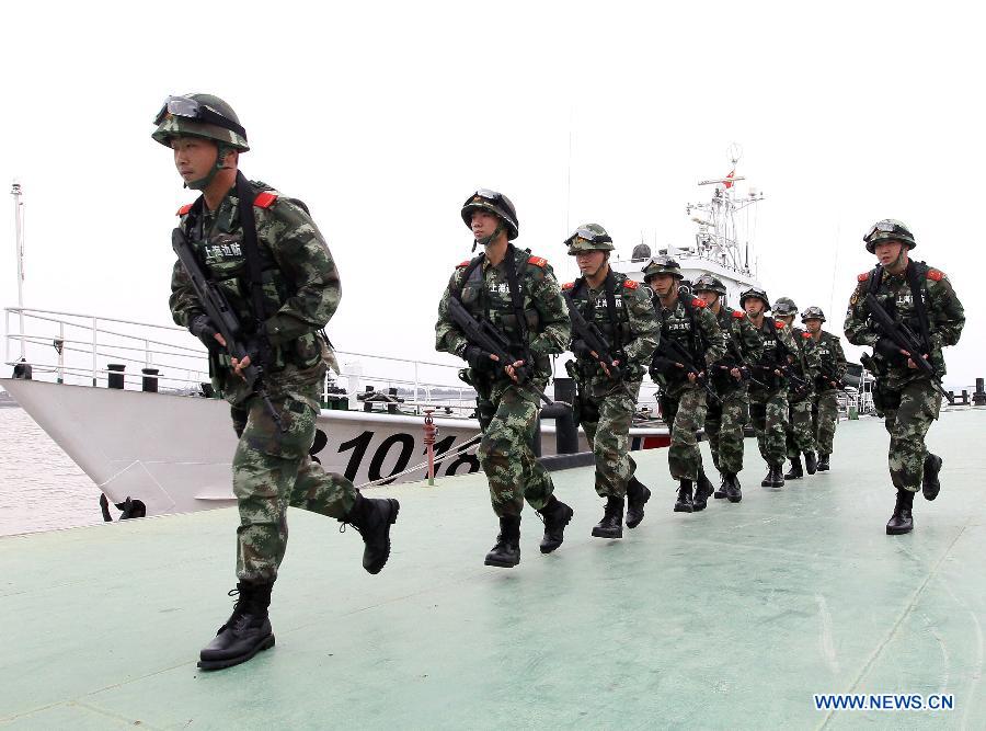 Des policiers frontaliers locaux participent à des exercices et manoeuvres visant à renforcer les capacités d'intervention sur les côtes, près de la nouvelle FTZ de Shanghai (Chine orientale), le 30 octobre 2013. [Photo/Xinhua/Chen Fei]