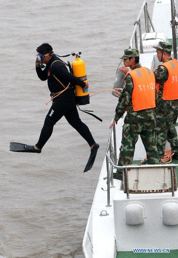 Des plongeurs de la police frontalière locale s'apprêtent à mener une inspection sous-marine dans le cadre d'un exercice de sécurité visant à renforcer les capacités d'intervention sur les côtes, se trouvant près de la nouvelle zone de libre-échange à Shanghai (Chine orientale), le 30 octobre 2013. [Photo/Xinhua/Chen Fei]