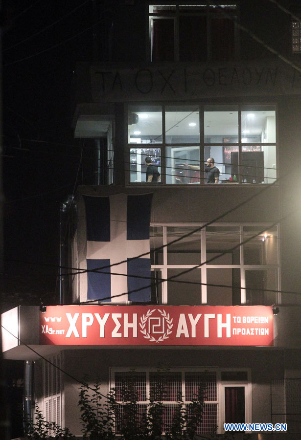 Deux membres du parti grec d'extrême droite Aube dorée tués dans une attaque devant les bureaux du parti (2)