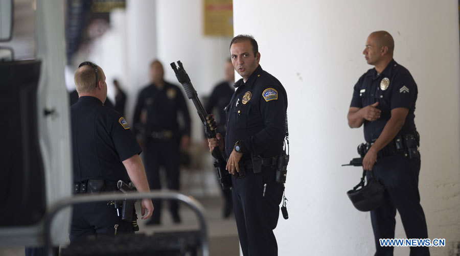 Au moins un mort et sept blessés dans la fusillade à l'aéroport international de Los Angeles (2)