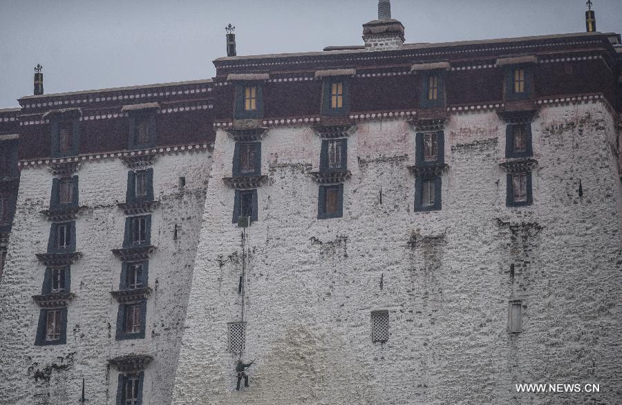 Palais du Potala en rénovation annuelle