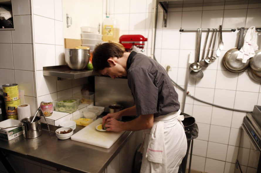 Le chef Elie Daviron prépare une entrée avec des sauterelles.