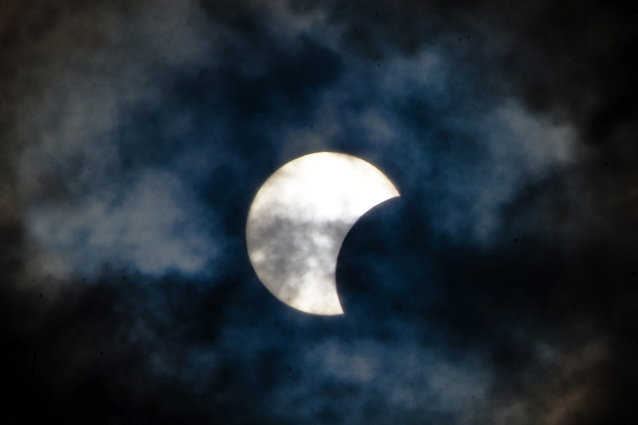 L'éclipse solaire partielle vue de l'île de Tenerife, aux Canaries, en Espagne, le 3 novembre 2013. 