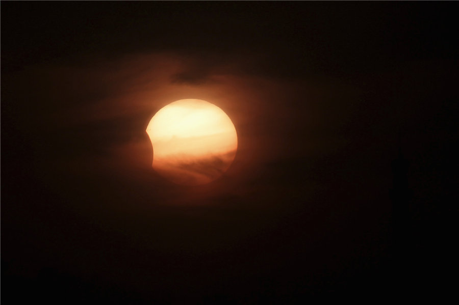L'éclipse solaire partielle vue d'Amman, en Jordanie, le 3 novembre 2013. Les astronomes amateurs du monde entier ont été à la fête dimanche avec la dernière éclipse solaire de 2013, qui a pris une forme hybride rare. 
