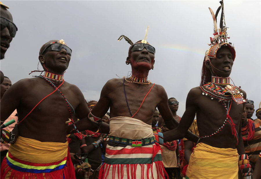 Des hommes Turkana dansent et chantent pendant l'éclipse solaire hybride dans le Parc national de Sibiloi, situé sur les rives du lac Turkana, le 3 novembre 2013.