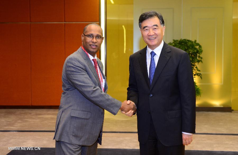 Le vice-Premier ministre chinois Wang Yang rencontre le Premier ministre de la Guinée-Bissau Rui Duarte Barros