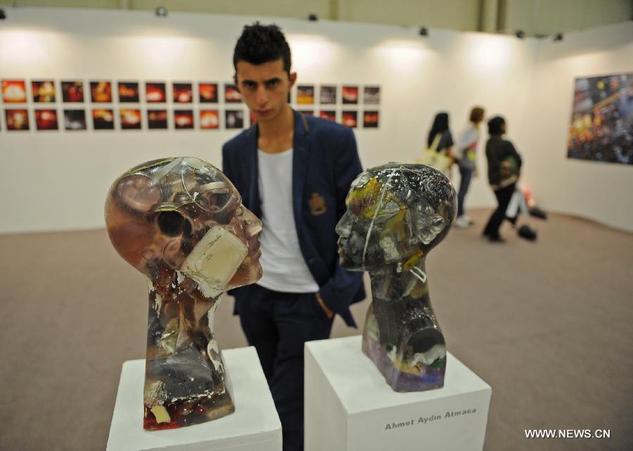 Un visiteur regarde des objets exposés lors d'une foire d'art dans le cadre de la 32e Foire internationale de livres d'Istanbul, en Turquie, le 3 novembre 2013.