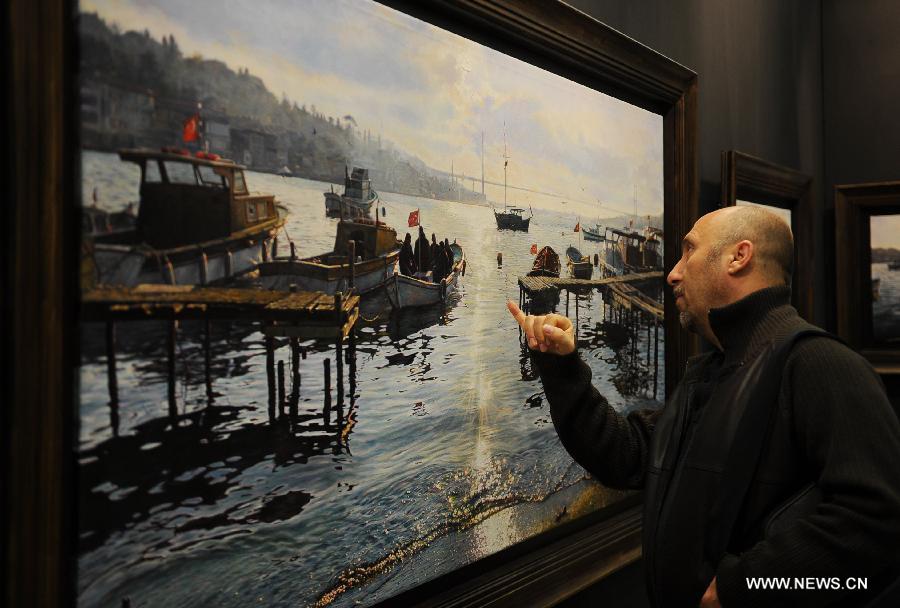 Un visiteur regarde un objet exposé lors d'une foire d'art dans le cadre de la 32e Foire internationale de livres d'Istanbul, en Turquie, le 3 novembre 2013.