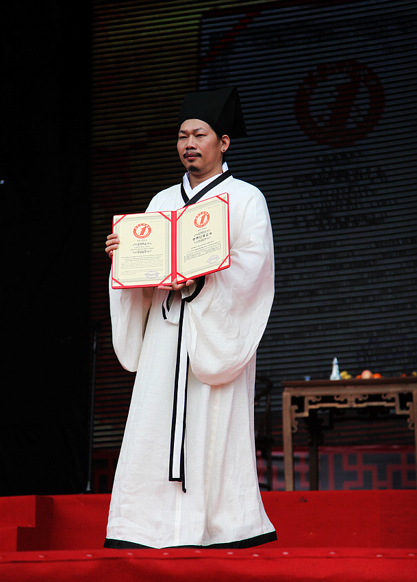 Le lyriste Fang Wenshan s'est vu décerné le certificat du record mondial Guiness.