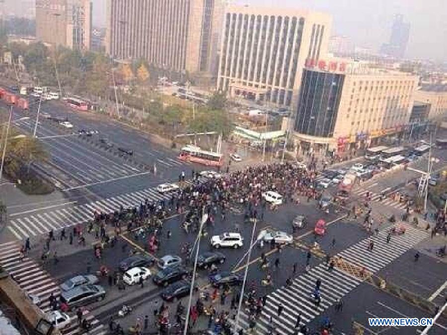 Une personne a été blessée et deux véhicules endommagés dans les explosions survenues mercredi matin devant l'immeuble du Comité provincial du Parti communiste chinois pour le Shanxi.