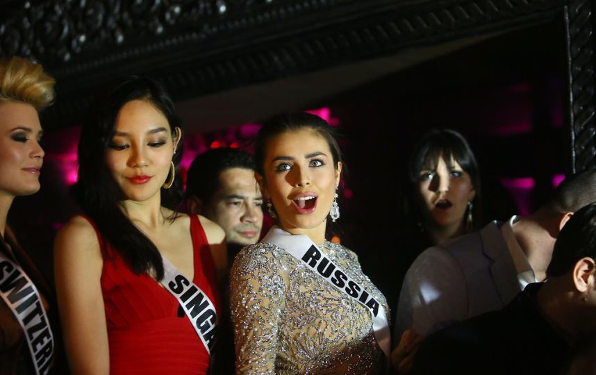Les candidates de Miss Univers sortent en boîte à Moscou (11)
