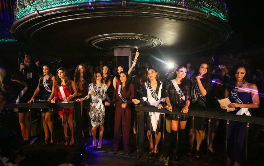 Les candidates de Miss Univers sortent en boîte à Moscou (8)