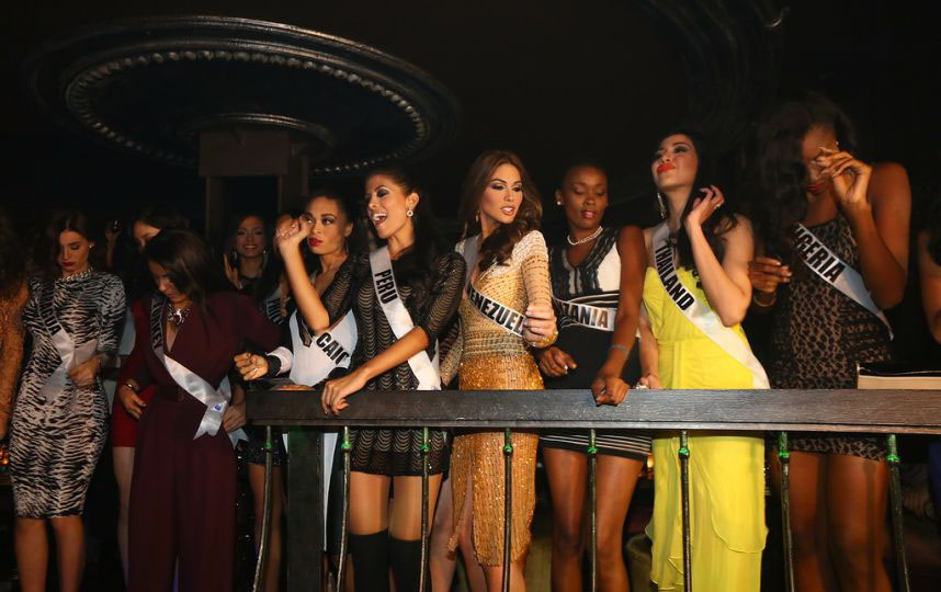 Les candidates de Miss Univers sortent en boîte à Moscou (7)