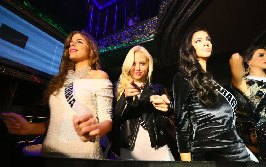 Les candidates de Miss Univers sortent en boîte à Moscou (5)