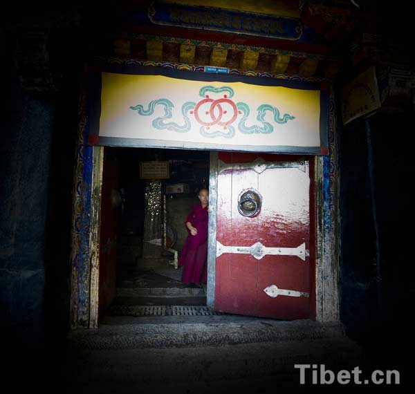 Un moine en robe pourpre dans le monastère Drupeng au Tibet.