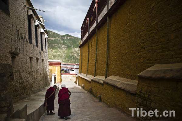 Deux moines tibétains en pleine discussion dans le monastère Drupeng au Tibet.