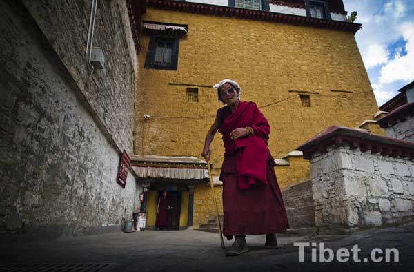 Un cliché photo montre un vieux moine portant des lunettes noires pour se protéger du soleil dans le monastère Drupeng au Tibet.