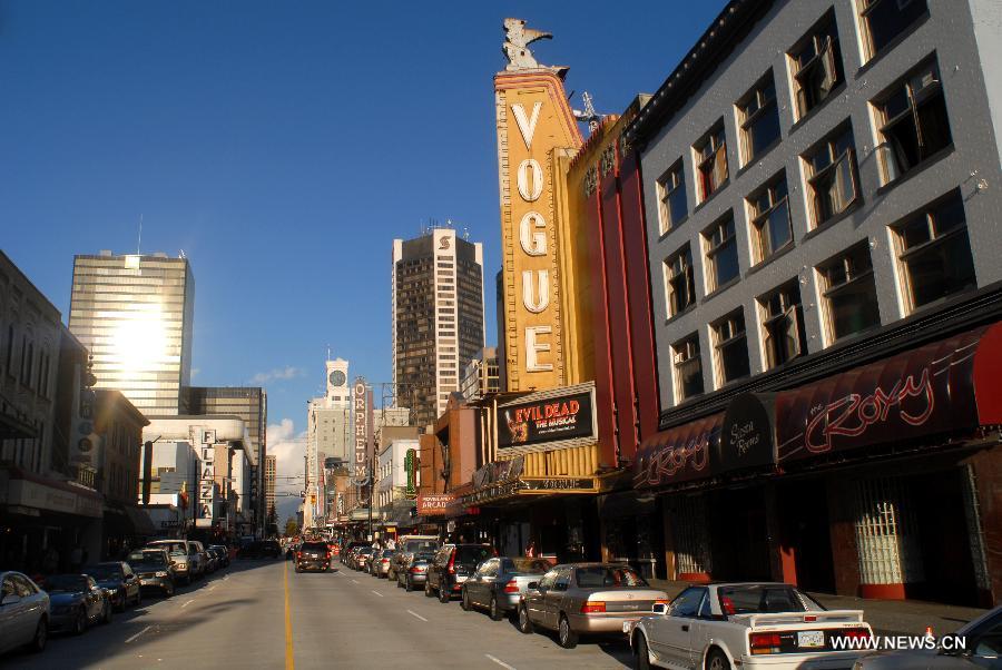 La photo prise le 4 novembre 2013, montre la rue Granville et Vogue Theatre, à Vancouver, au Canada. 
