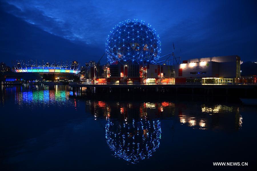 La photo prise le 23 mars 2013 montre la vue sur Science World (D) et BC Place depuis le quartier de False Creek à Vancouver, au Canada.