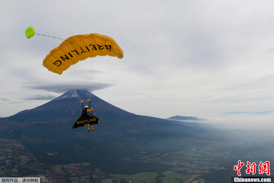 Le « jetman » suisse Yves Rossi ajoute le Mont Fuji à son tableau de chasse (7)
