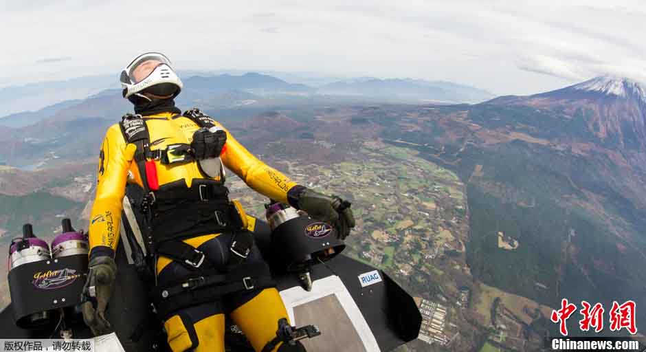 Le « jetman » suisse Yves Rossi ajoute le Mont Fuji à son tableau de chasse (5)