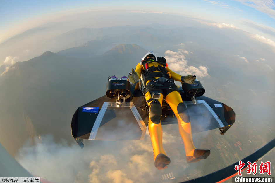 Le « jetman » suisse Yves Rossi ajoute le Mont Fuji à son tableau de chasse (4)