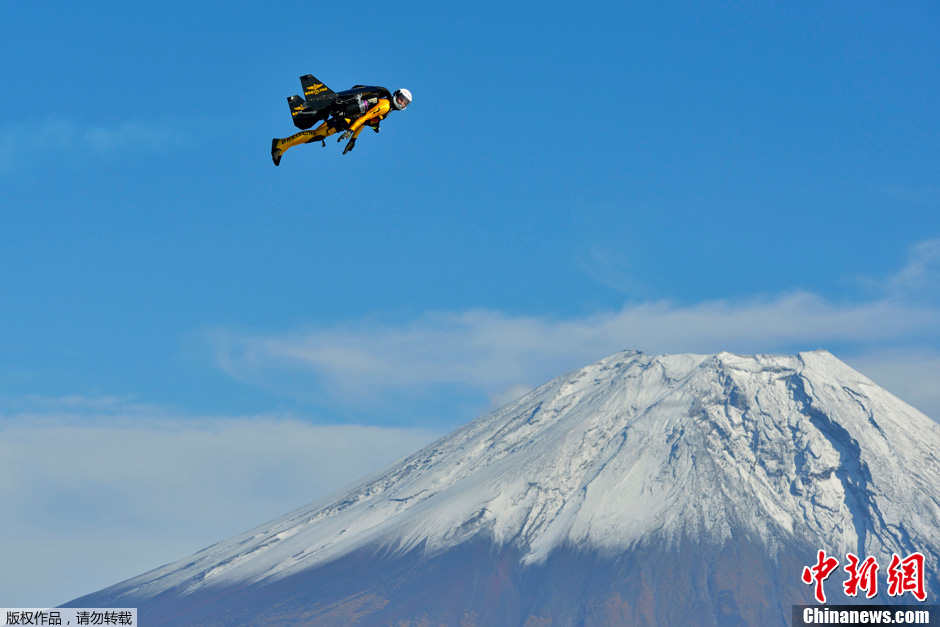 Le « jetman » suisse Yves Rossi ajoute le Mont Fuji à son tableau de chasse (3)