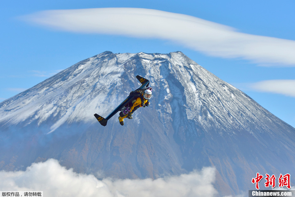 Le « jetman » suisse Yves Rossi ajoute le Mont Fuji à son tableau de chasse (2)