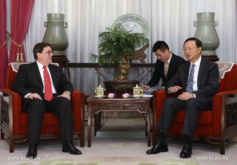 Le conseiller d'Etat chinois Yang Jiechi rencontre le ministre cubain des Affaires étrangères.
