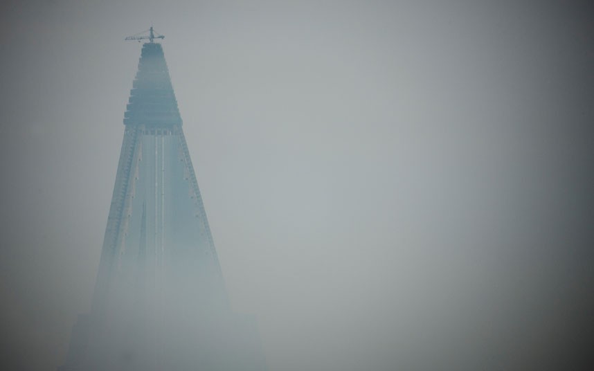 L'hôtel Ryugyong, Pyongyang, Corée du NordSurnommé « le pire hôtel du monde », l'hôtel Pyugyong devrait finalement ouvrir ses portes l'été prochain. Outre sa forme pyramidale étrange, sa construction qui aura duré 25 ans est aussi très critiquée.