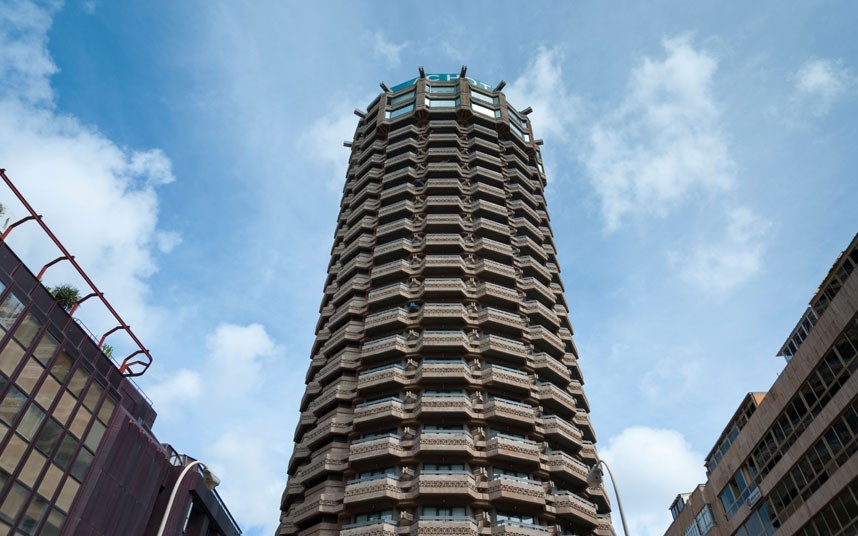 L'hôtel AC Gran Canaria à Las PalmasL'hôtel AC se situe en plein cœur de Las Palmas. Bien que facilement accessible, l'hôtel n'est pas apprécié des touristes en raison de sa forme à l'image d'une ruche.