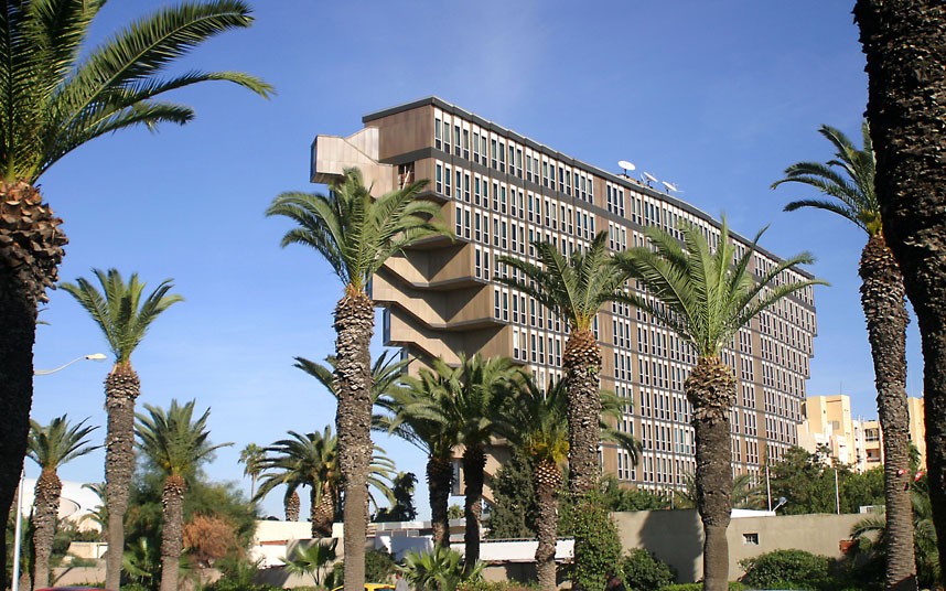 Le Grand Hôtel du Lac, TunisieDe la forme d'une pyramide inversée, le Grand Hôtel du Lac en Tunisie représente typiquement le style sauvage des années 70, qui provoque un fort sentiment d'oppression.