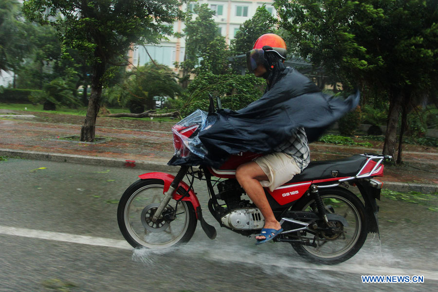 Le typhon Haiyan apporte des vents violents et des pluies torrentielles dans le sud de la Chine (3)