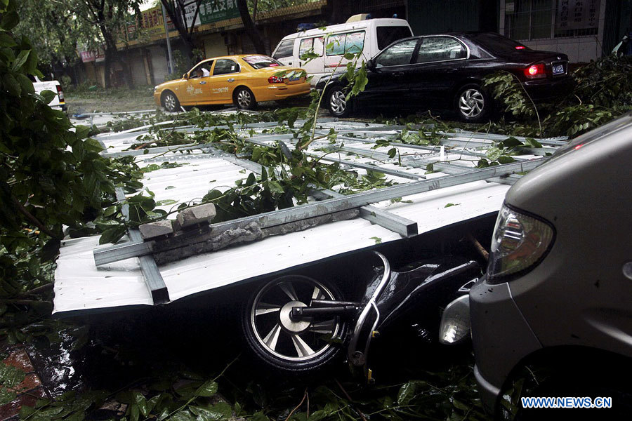 Le typhon Haiyan apporte des vents violents et des pluies torrentielles dans le sud de la Chine (2)