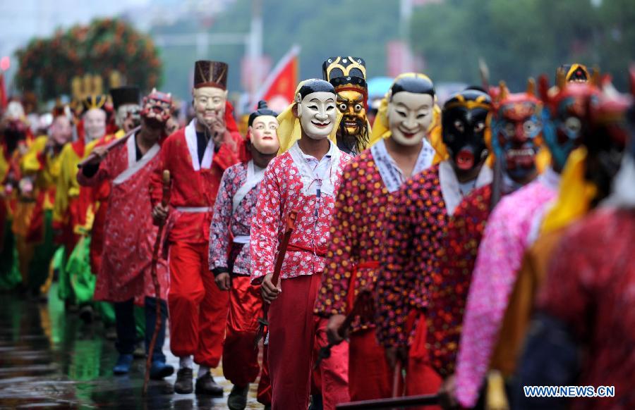 Dimanche 10 novembre 2013, des habitants locaux présentent l'opéra Nuo lors d'une manifestation culturelle dans le district de Nanfeng, dans la province du Jiangxi dans l'est de Chine. 