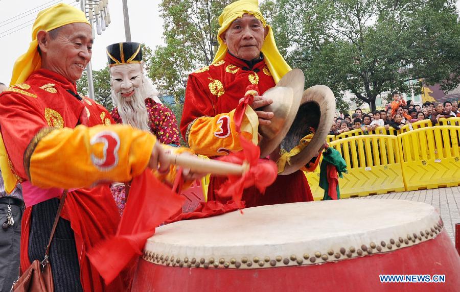 Dimanche 10 novembre 2013, des habitants locaux présentent l'opéra Nuo lors d'une manifestation culturelle dans le district de Nanfeng, dans la province du Jiangxi dans l'est de Chine. 