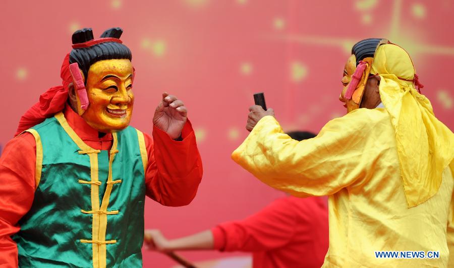 Dimanche 10 novembre 2013, des habitants locaux présentent l'opéra Nuo lors d'une manifestation culturelle dans le district de Nanfeng, dans la province du Jiangxi dans l'est de Chine. 