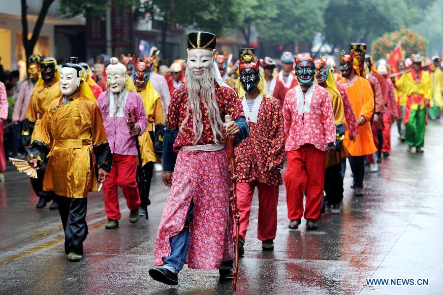 Dimanche 10 novembre 2013, des habitants locaux présentent l'opéra Nuo lors d'une manifestation culturelle dans le district de Nanfeng, dans la province du Jiangxi dans l'est de Chine. 