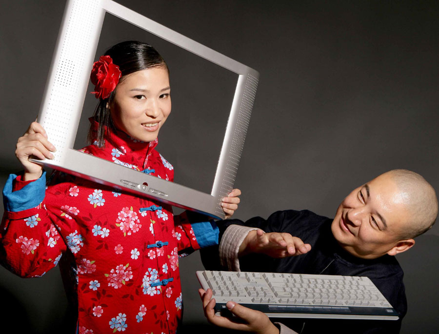 Un photographe et son épouse lors de leur mariage en ligne en 2006. [Photo / Xinhua]