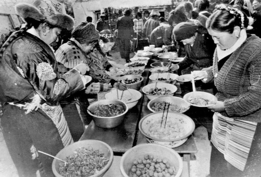 Des nouveaux mariés à Lhassa, au Tibet, organisent une réception de mariage sous forme de buffet en 1992. [Photo / Xinhua]