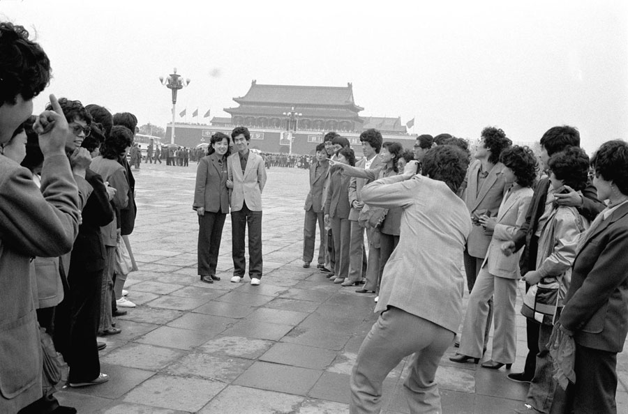 Des nouveaux mariés prennent des photos sur la place Tian'anmen en 1987. [Photo / Xinhua]