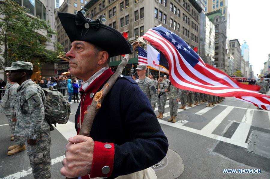 Un participant à la grande parade de la journée des anciens combattants dans la ville de New York, aux États-Unis, 11 novembre 2013. (Xinhua/Wang Lei)