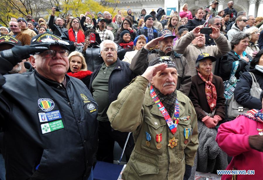 Des anciens combattants participent à la grande parade de la journée des anciens combattants dans la ville de New York, aux États-Unis, 11 novembre 2013. (Xinhua/Wang Lei) 